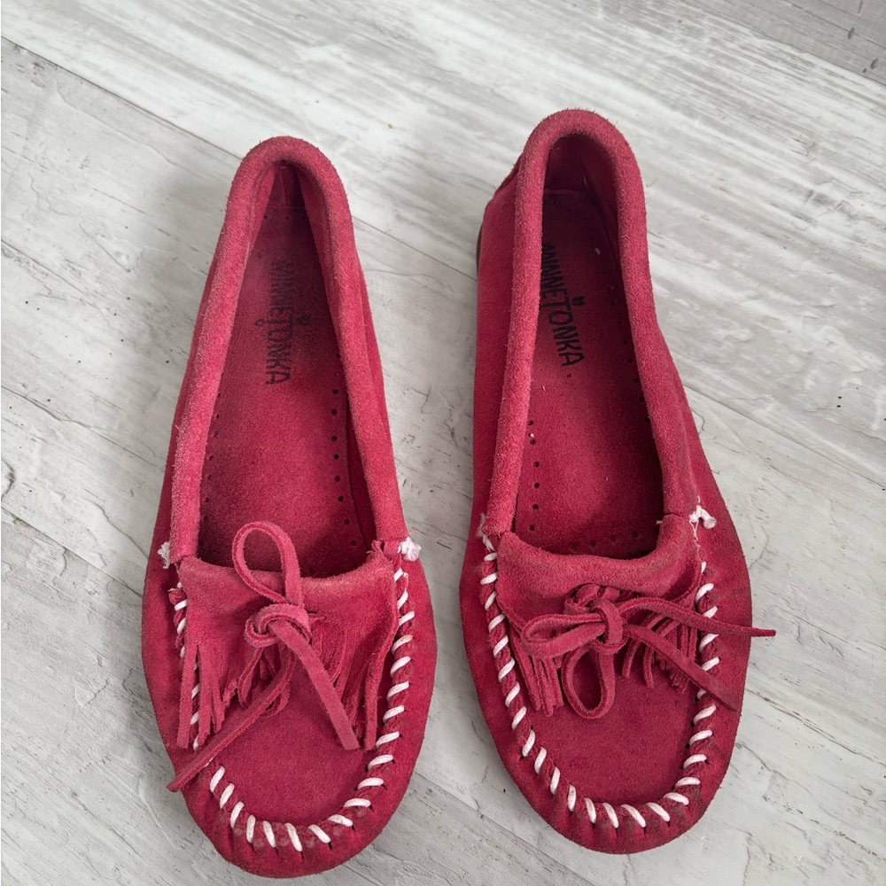 Minnetonka Pink Suede Moccasins with Fringe and Tie Detail Women’s Size 7.5